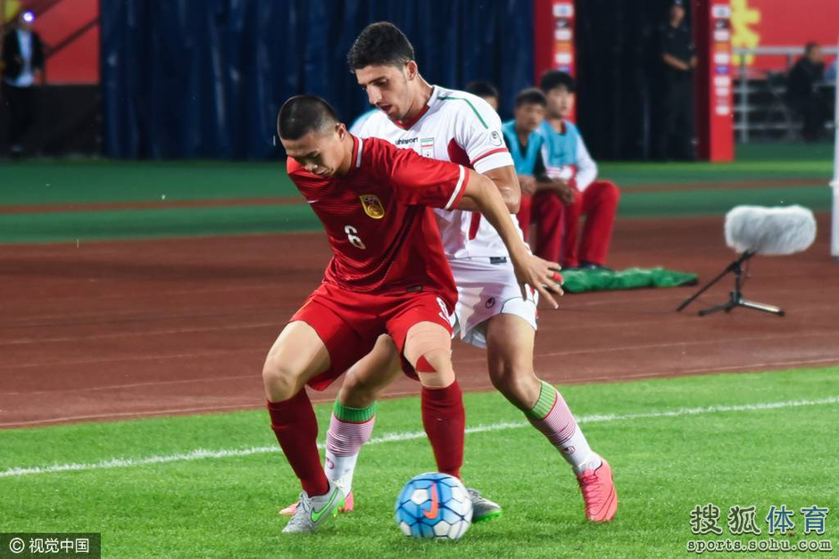 高清:锦标赛U19中国2-4伊朗U19 球员积极防守